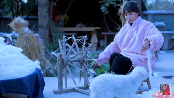 Ditambahkan Guinness World Records, channel Li Ziqi yang menampilkan gaya hidup di pedesaan China, memikat jutaan pemirsa dari seluruh dunia. Foto Li tengah duduk dengan plakat Guinness World Records juga disertakan di postingan tersebut. Foto: YouTube Li Ziqi