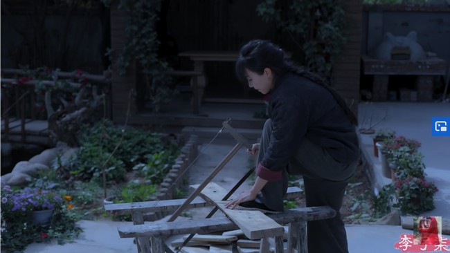 Ketika aku bekerja di kota, itu terasa seperti bertahan hidup. Sekarang ketika aku bekerja di desa, aku merasa benar-bener menjalani hidup, ujar YouTube yang mengambil video dan mengeditnya sendiri sebelum kini dibantu videographer dan asisten itu. Foto: YouTube Li Ziqi