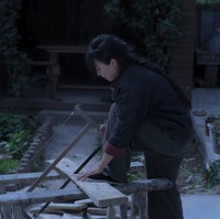 Ketika aku bekerja di kota, itu terasa seperti bertahan hidup. Sekarang ketika aku bekerja di desa, aku merasa benar-bener menjalani hidup, ujar YouTube yang mengambil video dan mengeditnya sendiri sebelum kini dibantu videographer dan asisten itu. Foto: YouTube Li Ziqi