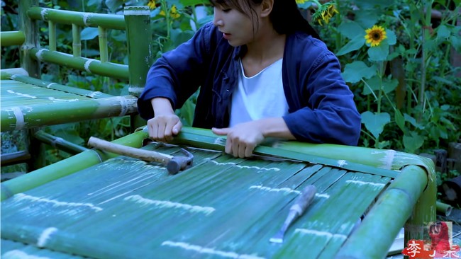 Li Ziqi tinggal di sebuah kawasan terpencil di desa Sinchuan bersama neneknya. Wanita 30 tahun ini memang tinggal dengan kakek dan nenek setelah diperlakukan dengan kurang baik oleh ibu tiri. Sempat pergi ke kota untuk mencari kerja di usia 14, Li Ziqi pun pernah menjadi pelayan, tukang listrik, hingga DJ tapi memilih kembali ke desa. Foto: YouTube Li Ziqi