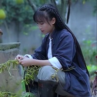 Dianggap menenangkan, tak sedikit penonton menjadikan video-video Ziqi sebagai hiburan setelah seharian stres dengan kehidupan kota. Menampilkan gaya hidup tradisional yang sudah ditinggalkan, Li Ziqi tak hanya punya banyak fans tapi juga dapat dukungan dari pemerintah. Foto: YouTube Li Ziqi