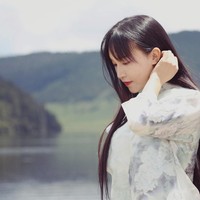 Li Ziqi memang jarang menampilkan wajahnya secara jelas di video. Kebanyakan, wajahnya diambil dari samping. Meski begitu, banyak netizen terpukau dengan wajahnya yang cantik. Foto: YouTube Li Ziqi