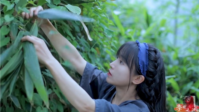 Li Ziqi adalah wanita asal China yang menunjukkan bagaimana kehidupan orang desa. Ia pun mendapat pujian dari netizen karena menampilkan hidup sederhana bak di negeri dongeng dan kemampuan melakukan berbagai hal sendiri, ditambah lagi visual yang manis. Foto: YouTube Li Ziqi