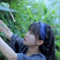 Li Ziqi adalah wanita asal China yang menunjukkan bagaimana kehidupan orang desa. Ia pun mendapat pujian dari netizen karena menampilkan hidup sederhana bak di negeri dongeng dan kemampuan melakukan berbagai hal sendiri, ditambah lagi visual yang manis. Foto: YouTube Li Ziqi