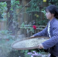 Zaman sekarang banyak orang stres. Jadi ketika mereka menonton video-videoku di akhir hari yang sibuk, aku ingin mereka untuk relaks dan mendapati sesuatu yang indah, untuk mengurangi kecemasan dan stres mereka, ujar Li Ziqi dilansir SCMP. Foto: YouTube Li Ziqi