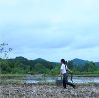 Selain unik, vlog Li Ziqi juga terlihat sinematik sehingga semakin menonjolkan indahnya kehidupan desa. Cara Li Ziqi menampilkan hidupnya seperti cerita zaman dulu dan kemampuan wanita tersebut dalam melakukan banyak hal tampaknya menarik bagi orang-orang kota. Foto: YouTube Li Ziqi