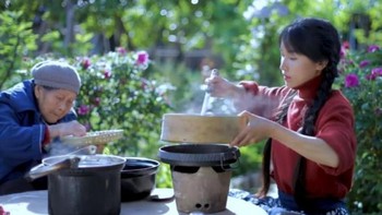 Neneknya sering terlihat menemaninya syuting video. Li telah meraup lebih dari dua miliar penayangan di channel YouTube-nya. Dia juga memiliki lebih dari lima juta fans yang mengikuti toko online-nya di platform e-commerce Taobao. Foto: YouTube Li Ziqi