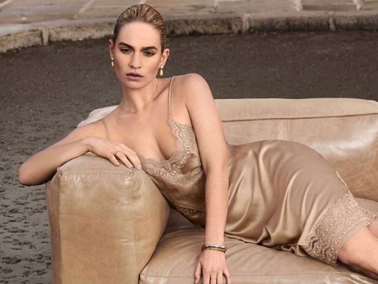 Heboh Lily James Pacaran dengan Chris Evans