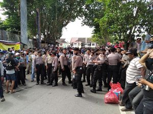 Tolak Pembongkaran Rumah, Warga Bantaran SKM Samarinda Tahan Alat Berat