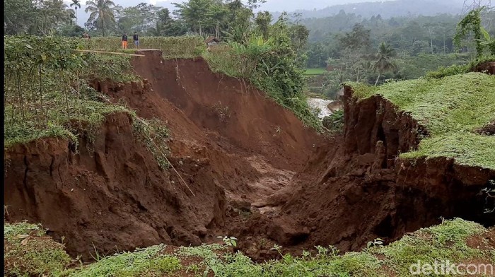 Longsor di Tasikmalaya