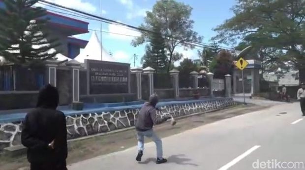 Massa tolak TKA China kembali geruduk Kantor Imigrasi Kendari (Sitti Harlina-detikcom).