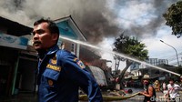 Hingga kini, petugas pemadam kebakaran masih menyelidiki sumber kebakaran.