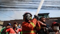 Petugas pemadam kebakaran dikerahkan untuk memadamkan api.