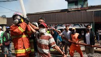 Warga ikut membantu para pejuang pemadam api tersebut.