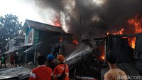40 Toko ludes terbakar akibat peristiwa ini.