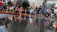 Warga ikut membantu dalam proses pemadaman.