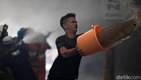 Mereka bahkan ikut memadamkan api dengan ember.
