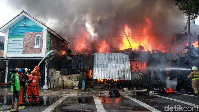Melihat Aksi Pahlawan Pantang Pulang Sebelum Padam Sebanyak 40 toko yang berada di kawasan Manggarai, Jakarta Selatan, ludes terbakar. Begini momen-momen saat petugas pemadam kebakaran berjibaku memadamkan api.