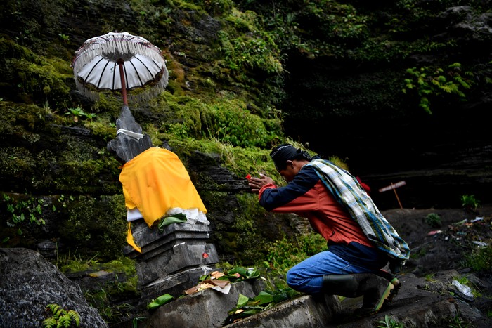 Warga menunggu sesaji yang dilempar di kawah untuk diambil saat ritual adat Yadnya Kasada di Tengger, Gunung Bromo, Probolinggo, Jawa Timur, Senin (6/7/2020). Upacara lelabuh pada rangkaian ritual Yadnya Kasada itu, sebagai sesembahan suku Tengger kepada Sang Hyang Widhi. ANTARA FOTO/Budi Candra Setya/hp.