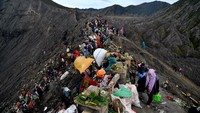 Masyarakat Suku Tengger merayakan Yadnya Kasada di kawah Gunung Bromo, Probolinggo, Jawa Timur, Selasa (7/7/2020). ANTARA FOTO/Zabur Karuru.