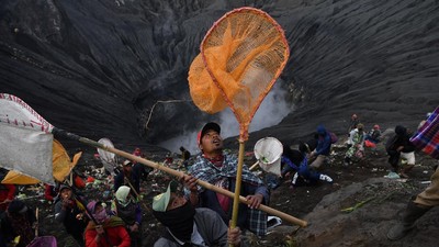 Melihat Ritual Yadnya Kasada Suku Tengger