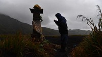 Usai mengambil air di Goa Widodaren di kawasan Gunung Bromo, Probolinggo, masyarakat Suku Tengger kembali berdoa. ANTARA FOTO/Zabur Karuru.