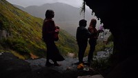 Begini proses pengambilan air suci di Goa Widodaren di kawasan Gunung Bromo, Probolinggo, Jawa Timur, Senin (6/7/2020) kemarin. ANTARA FOTO/Zabur Karuru.