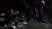 Sebelumnya mereka juga melakukan ritual di dalam Goa Widodaren. ANTARA FOTO/Zabur Karuru.