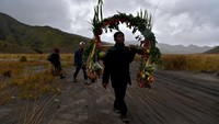 Mereka kemudian membawa ongkek ke pura di kawasan Gunung Bromo, Probolinggo, Jawa Timur, Senin (6/7/2020). ANTARA FOTO/Zabur Karuru.