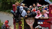 Perayaan Yadnya Kasada merupakan bentuk ungkapan syukur masyarakat Suku Tengger dengan melarung sesaji berupa hasil bumi dan ternak ke kawah Gunung Bromo. ANTARA FOTO/Zabur Karuru.