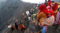Suasana seserahan sesaji saat ritual adat Yadnya Kasada di Tengger, Gunung Bromo, Probolinggo, Jawa Timur, Senin (6/7/2020). ANTARA FOTO/Budi Candra Setya.