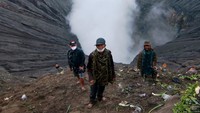 Upacara lelabuh pada rangkaian ritual Yadnya Kasada itu, sebagai sesembahan suku Tengger kepada Sang Hyang Widhi. ANTARA FOTO/Budi Candra Setya.