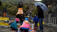 Pada Senin (6/7) kemarin, masyarakat Suku Tengger berdoa sebelum mengambil air suci di Goa Widodaren di kawasan Gunung Bromo, Probolinggo, Jawa Timur. ANTARA FOTO/Zabur Karuru.