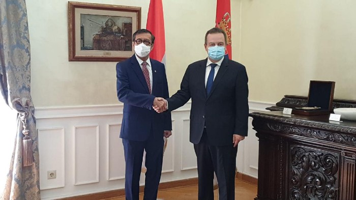 Menkum HAM Yasonna Laoly bersama Wakil Perdana Menteri merangkap Menteri Luar Negeri Serbia Ivica Dacic di Beograd