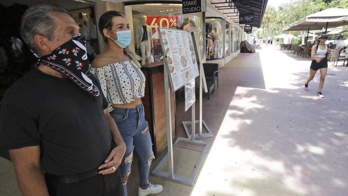 Miami menutup ruang makan dalam restoran usai kapasitas RS hampir penuh oleh pasien Corona (AP Photo)