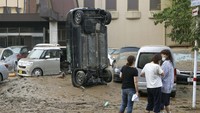 Mobil bahkan berdiri dengan bagian depan menempel ke tanah.