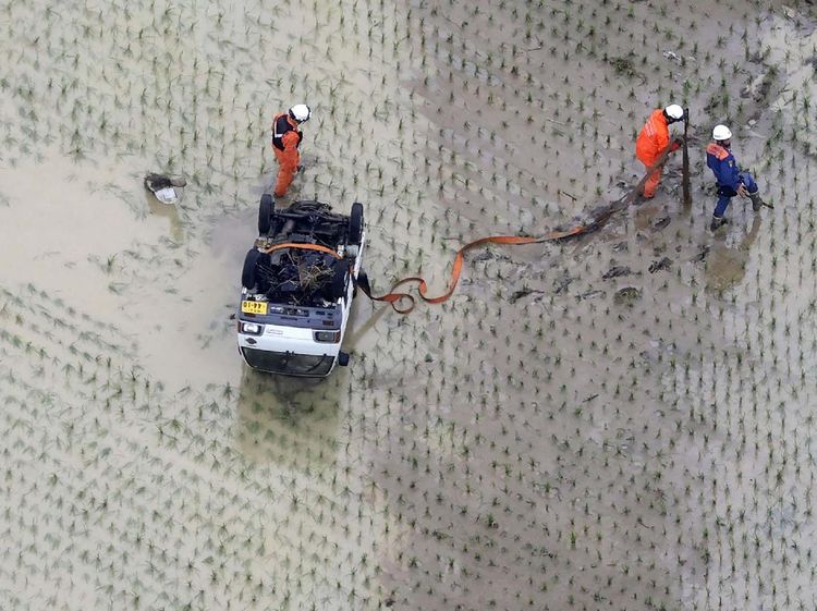 Mobil Ini Pontang Panting Diterjang Banjir