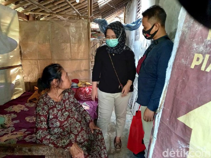 Niti (52) wanita yang tinggal di kandang bebek, Brebes, Selasa (7/7/2020).