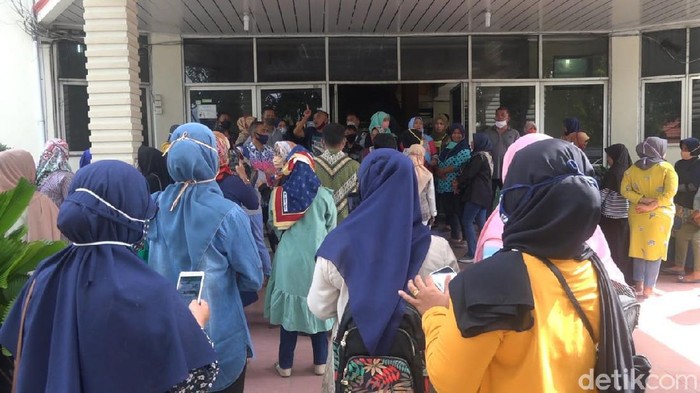 Orang tua murid mendatangi DPRD Padang untuk mengadukan nasib anaknya yang terkendala sistem zonasi pada PPDB (Jeka Kampai/detikcom)