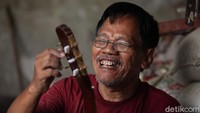 Pria asal Solo ini dibantu 4 karyawannya dalam mengerjakan reparasi gitar.