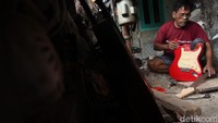 Mulai dari gitar kecil hingga listrik dapat ditanganinya.