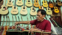 Usaha reparasi gitar ini mengalami kenaikan omset kala pandemi Corona.