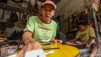 Selain mereparasi, Pak Manto juga menjual gitar-gitar baru biasanya gitar-gitar ini dijual mulai ratusan hingga jutaan rupiah.