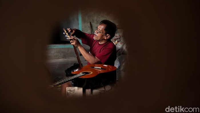 Bisnis reparasi gitar kembali bergeliat khususnya saat pandemi Corona. Iwan Fals aja sering lho reparasi gitarnya di tempat ini. Penasaran?