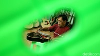 Adalah Pak Manto yang sudah menggeluti bisnis ini sejak era 80-an.