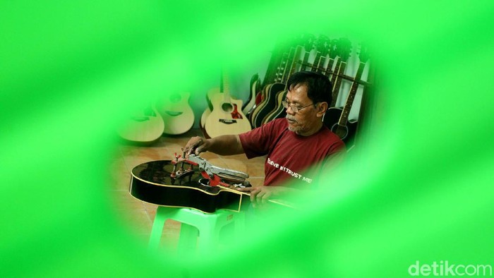 Pasien Reparasi Gitar Ramai Banget Kala Pandemi Bisnis reparasi gitar kembali bergeliat khususnya saat pandemi Corona. Iwan Fals aja sering lho reparasi gitarnya di tempat ini. Penasaran?