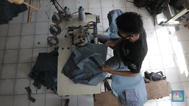Pagebluk Covid-19 menjadi masa paling suram bagi Yani, pengusaha konveksi pakaian asal Jakarta, Kecamatan Kebayoran Lama, Jakarta Selatan. Bagaimana tidak, omset usaha yang dirintisnya sejak dulu menurun dengan sejumlah order atau pesanan dibatalkan. (7/7/20). CNBC Indonesia/Tri Susilo