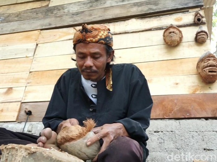 Perajin asal Subang sulap sampah kelapa jadi karya seni