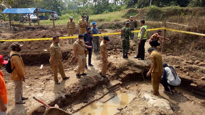Warga Kediri menemukan bangunan mirip candi yang diduga cagar budaya. Awalnya penggalian dilakukan untuk membuat kolam ikan.