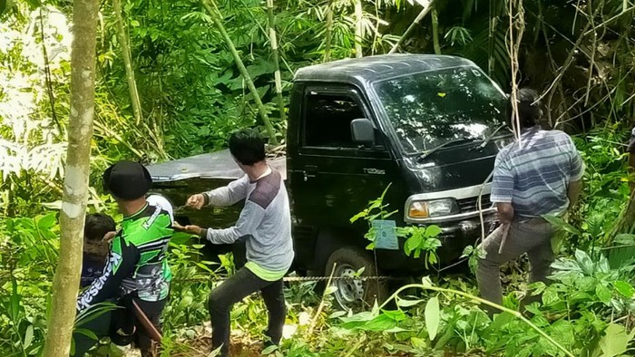 Pikap di Tengah Hutan Cianjur